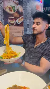A review of Murger Han, showcasing their hand-pulled Biang Biang noodles, Xi'an-style murgers, wings, dumplings, and desserts, while highlighting the cozy atmosphere and the noodle-making process.