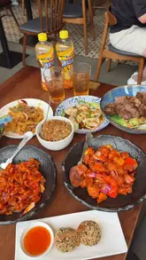 A creator visits Dan Dan in Wimbledon, showcasing a variety of Chinese dishes including beef ribs, dumplings, and noodles, while highlighting their affordable lunch special deal.