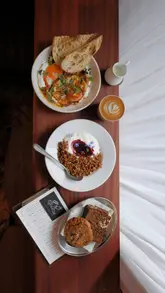 A short, aesthetic montage showcasing the food and drink offerings at Alba, a cafe located within the Whitechapel Gallery. The video features close-ups of coffee, cookies, breakfast plates, and iced drinks, emphasizing the cafe's focus on quality ingredients and seasonal menus.