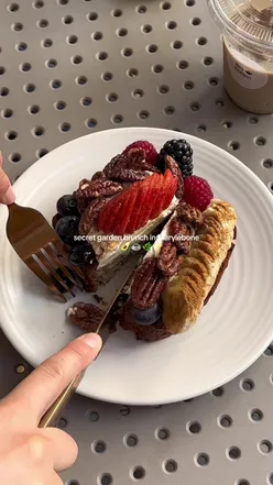 Brunch spread at White Mulberries in Marylebone: salmon bagel, avocado toast, banana bread, chai latte, sunshine juice.