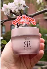 This video promotes a limited-time collaboration between WA Cafe and Ruiia Kyoto, featuring sakura-themed desserts and a skincare product. It showcases the aesthetic presentation of the food and the packaging of the cream, providing location and date details for the pop-up event.