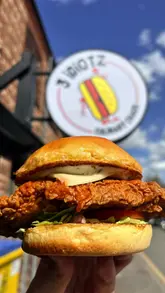 Godclucka Burger of the Month from 3 Idiotz in Stockport. A proper crunchy, juicy, and flavourful burger, available on Deliveroo.